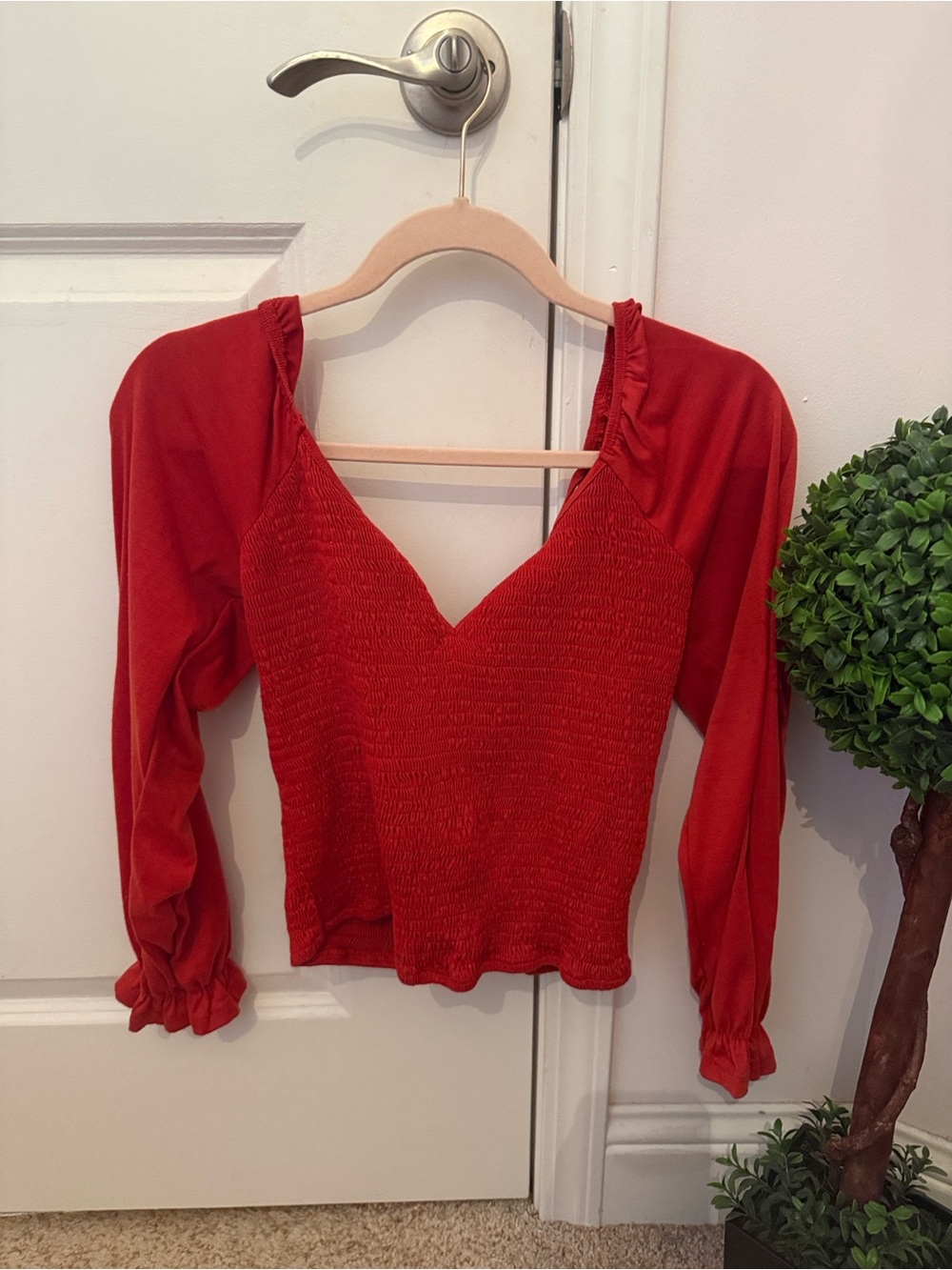 Cute Buckle Red Smocked V-Neck Long-Sleeve Crop Top